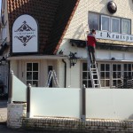 Lichtbakken met belettering tijdens montage
