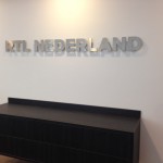 RVS freesletters RTL Nederland met afstandhouders