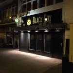 BlackBox Hilversum freesletters op hoogglans zwarte plaat