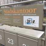 Full color belettering stadskantoor entree gemeente Hilversum